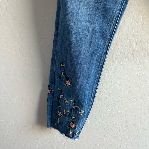 Chelsea and Theodore Women’s Floral Embroidered Distressed Jeans Size 8 Boho - Picture 4 of 6